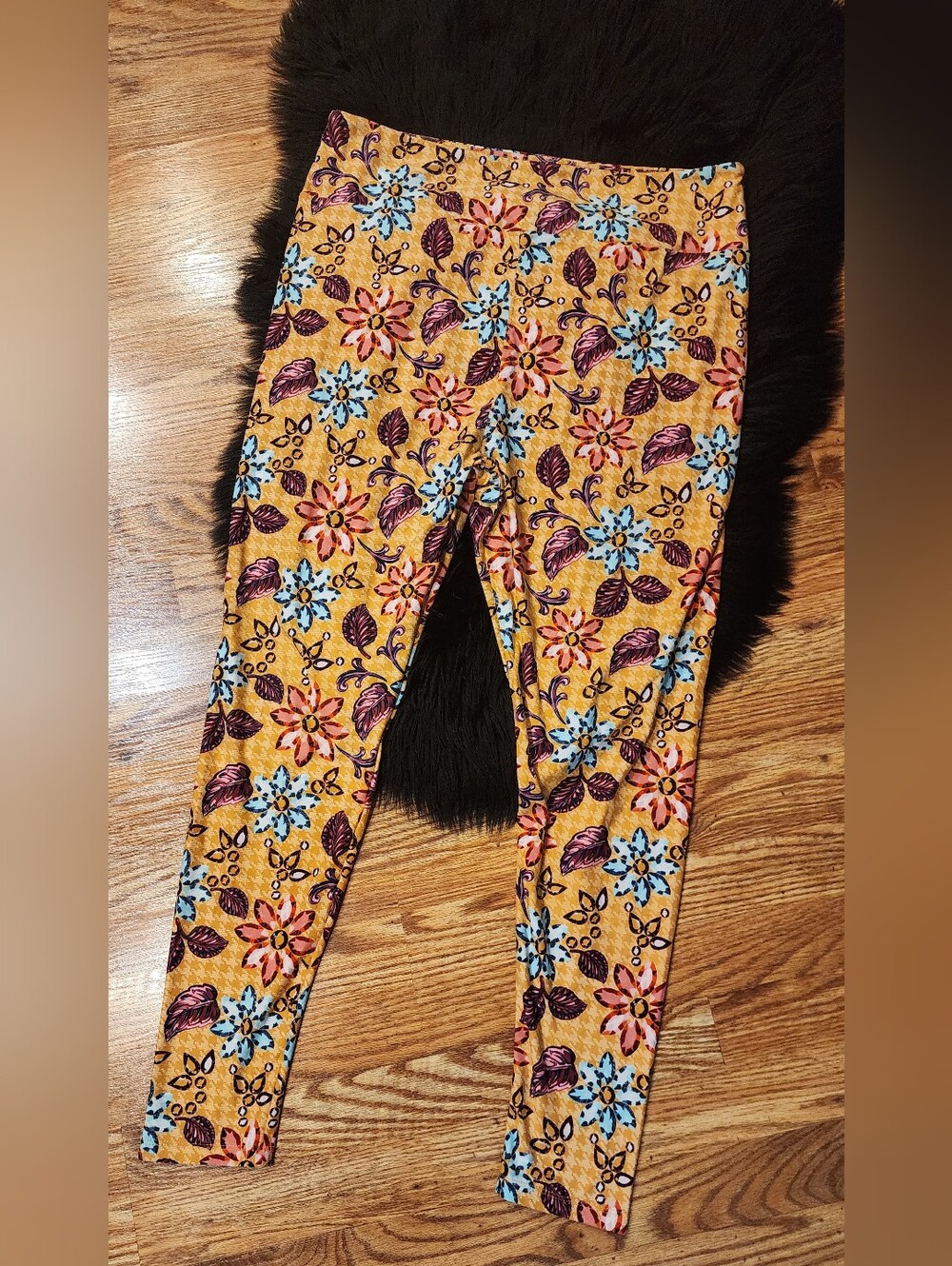 Lularoe Leggings With Floral Print Tall & Curvy (TC2)